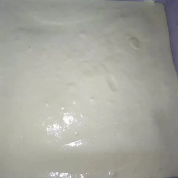 Tuang adonan kedalam loyang ukuran 25x25 sambil hentakkan agar tidak ada gelembung.