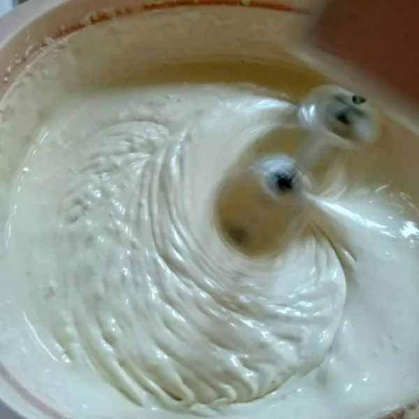 Turunkan kecepatan mixer, masukan tepung, mix hingga kental berjejak.