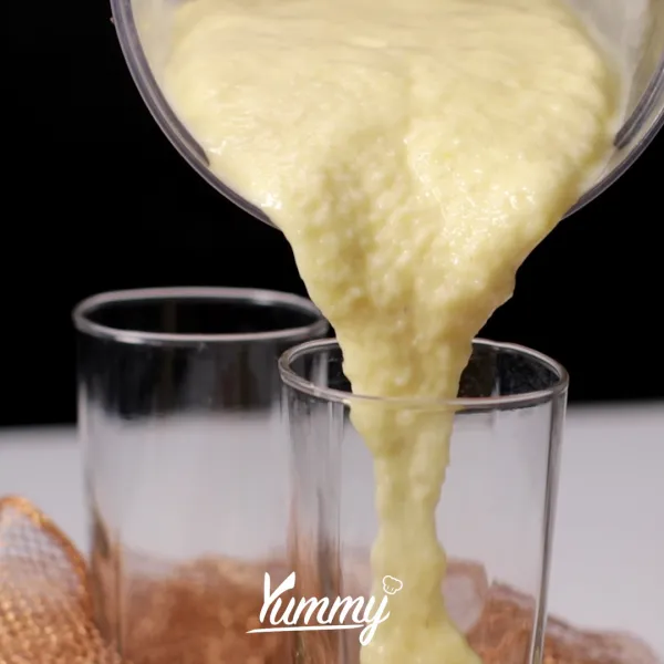 Tuangkan ke dalam gelas saji, kemudian berikan topping kelapa kering dan almond. Tropical Yogurt Smoothies  siap untuk disajikan.