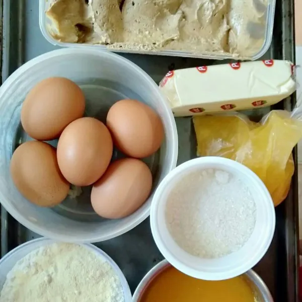 Siapkan semua bahannya, panaskan oven suhu 160-170 derajat.