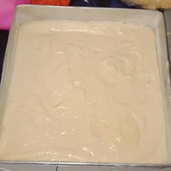 Tuang adonan ke loyang yang telah di olesi mentega dan tepung kemudian hentak-hentakan loyang agak tidak ada udara yang terjebak di adonan.