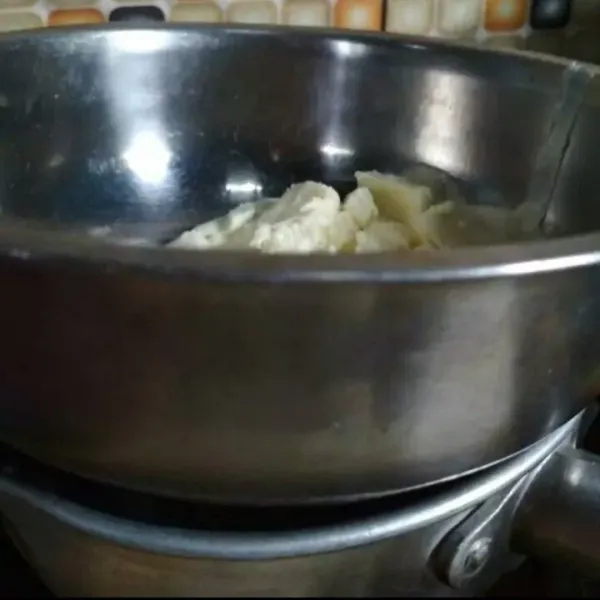 Steam white chocolate dengan system double boiler.