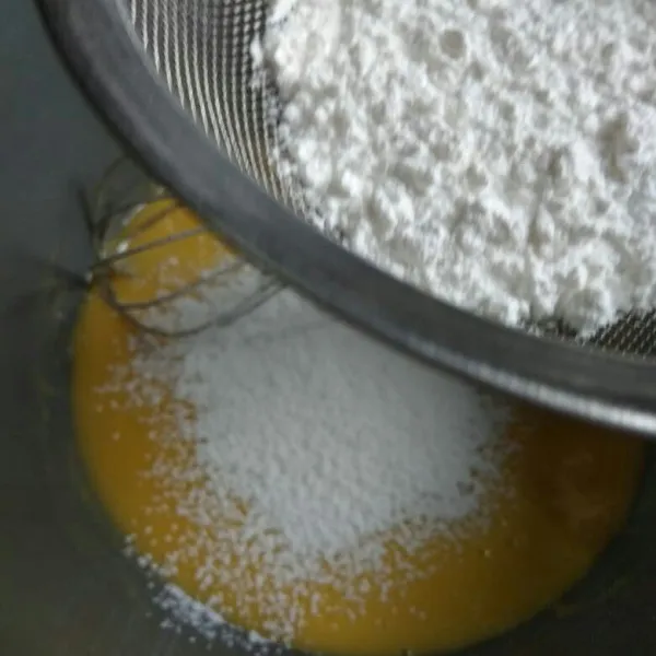Tambahkan tepung sambil diayak, lakukan dalam 3 tahap, pastikan adadonan halus sebelum penambahan tepung.