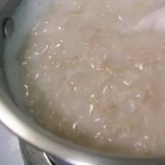 Masak beras dan air hingga menjadi bubur.