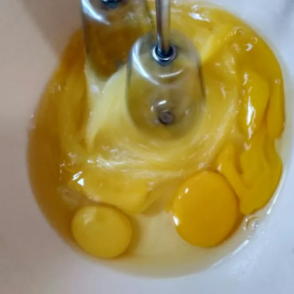 Mix telur dan gula hingga berbusa, masukkan sp dan mix lagi.