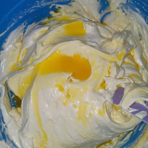 Setelah itu,matikkan mixer fan masukkan mentega cair,lalu aduk balik sampai rata. (Bisa tambah pewarna/tidak. Optional)