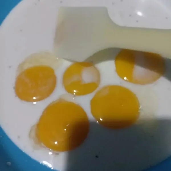 Campur tepung maizena, 1/3 bagian susu cair aduk rata lalu tambahkan telur. Aduk rata kembali.