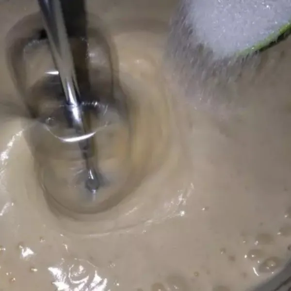 Mixer kecepatan tinggi hingga mengembang, kemudian masukkan gula pasir.