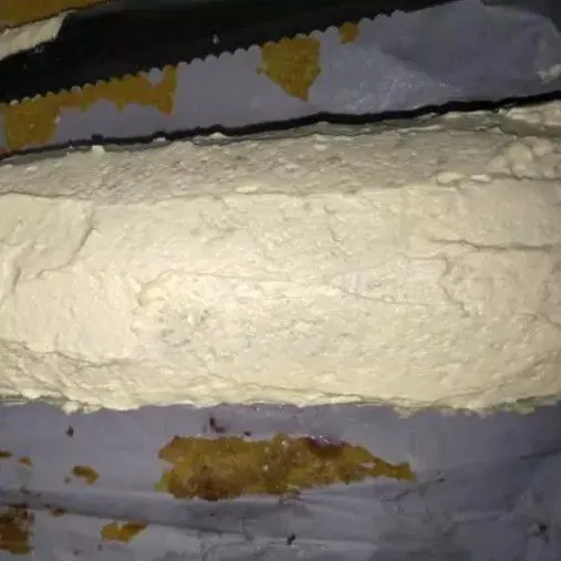 Biarkan dingin, kemudian olesi dengan butter cream atau selai dan gulung perlahan sambil ditekan rapat. kemudian bagian luar olesi dengan sisa butter cream.