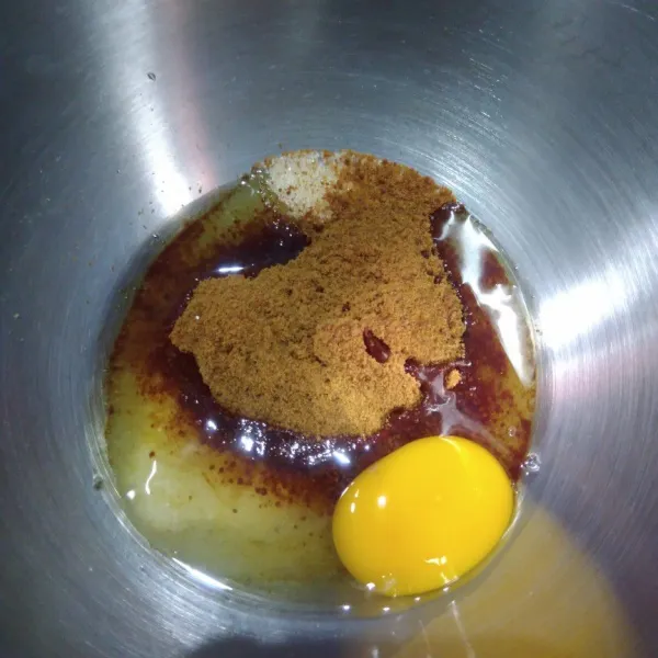 Dalam wadah lain, masukkan gula,  tambah telur satu per satu Mixer atau aduk dengan wisk hingga gula larut.