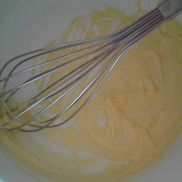 Aduk margarin pake whisk hingga creamy lalu tambahkan minyak sedikit demi sedikit.