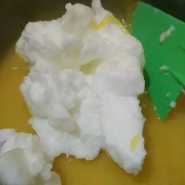 Masukkan kocokan putih telur kedalam adoanan cream cheese bagi menjadi 3 tahap, aduk balik hingga rata, tuang dalam loyang bulat tanpa sambungan yang sudah dialasi baking paper, hentakan 2-3 kali untuk membuang gelembung udara.