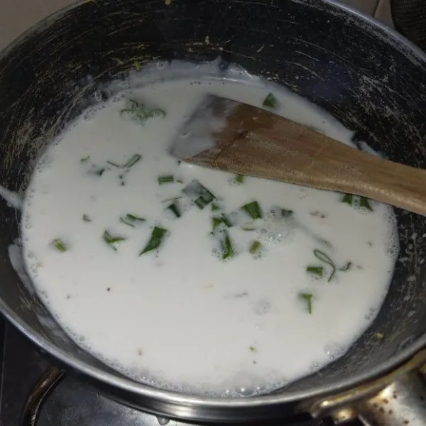 Panaskan whipcream, 150 mL susu full cream, 50 gr thai tea bubuk, daun pandan, dan sedikit garam. Kocok hingga mengental.