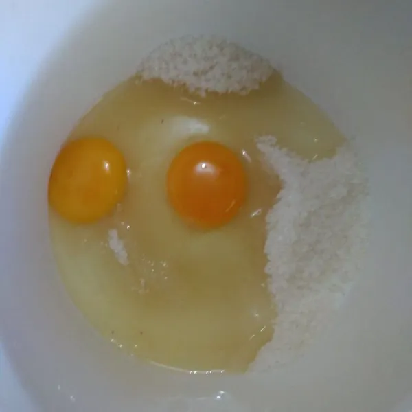 Mix gula dan telur dengan kecepatan sedang hingga gula larut.