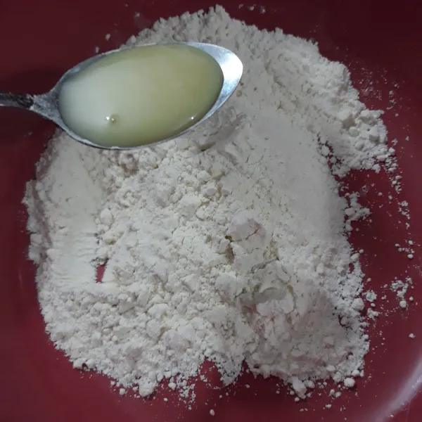 Masukkan kedalam wadah 10 sdm tepung terigu dan 2 sdm susu kental manis.