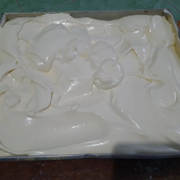 Tuangkan adonan pada loyang yang telah di beri kertas roti dan margarin.