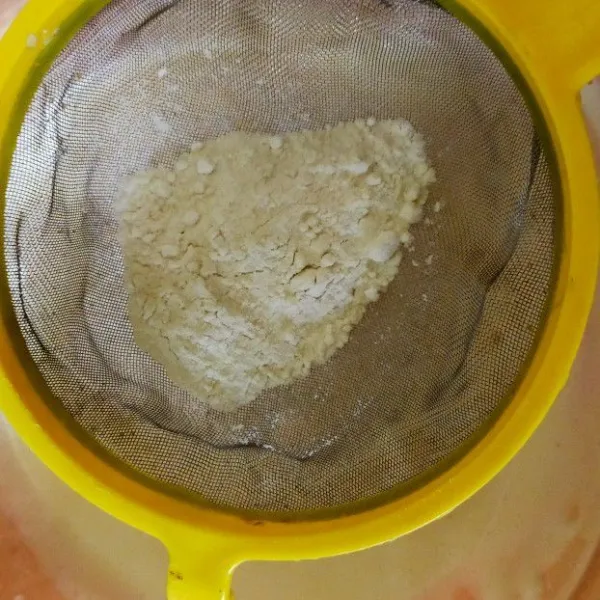 Tambahkan tepung terigu, garam, dan baking powder yang telah diayak.