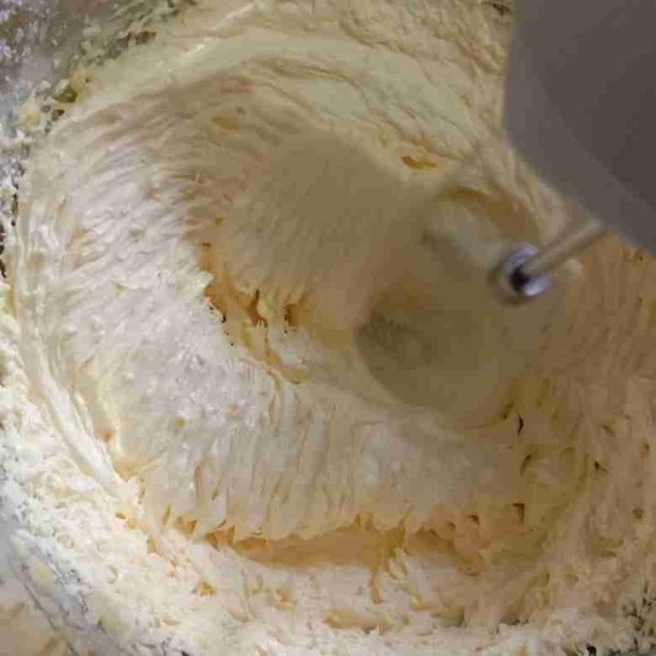 Mix butter dan gula halus sampai creamy (15menit).