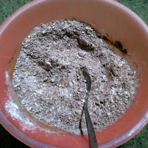 Campur dan ayak tepung terigu, Coklat bubuk, baking powder dan soda kue. aduk rata. tambahkan gula pasir dan garam, aduk rata.