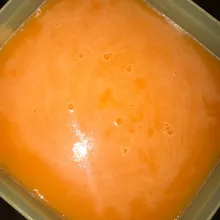 Siapkan pudding mangga dan potong-potong sesuai selera.