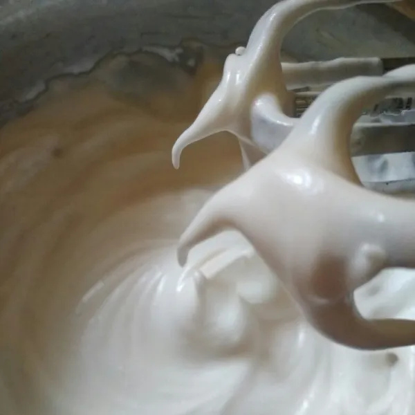 Kocok meringue, masukkan gula bertahap mixer hingga kaku.