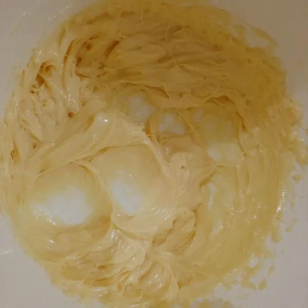 Kocok butter hingga bertekstur creamy.