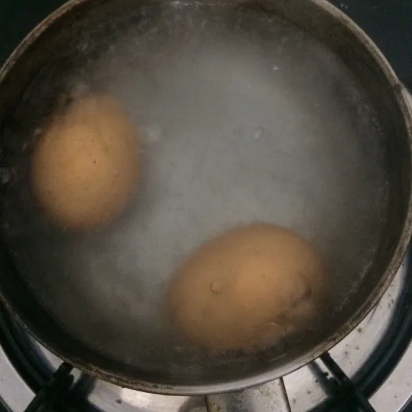 Rebus telur selama 15 menit lalu tiriskan dan kupas cangkangnya.