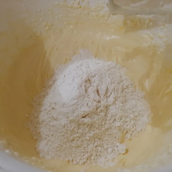 tambahkan tepung terigu dan baking powder, aduk rata