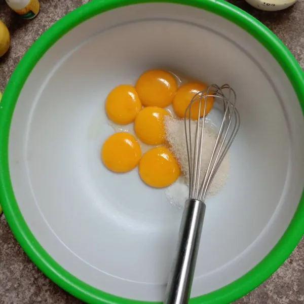 Kocok gula dan kuning telur sampai gula larut.