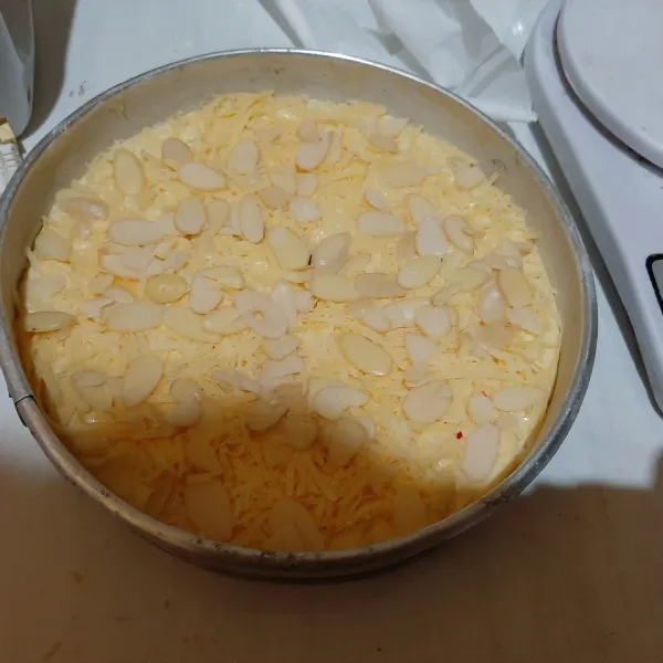 Masukan dalam loyang yang sudah dioles butter dan tepung terigu. Panggang dalam suhu 160°C hingga matang (Sesuaikan oven masing-masing). Sajikan.