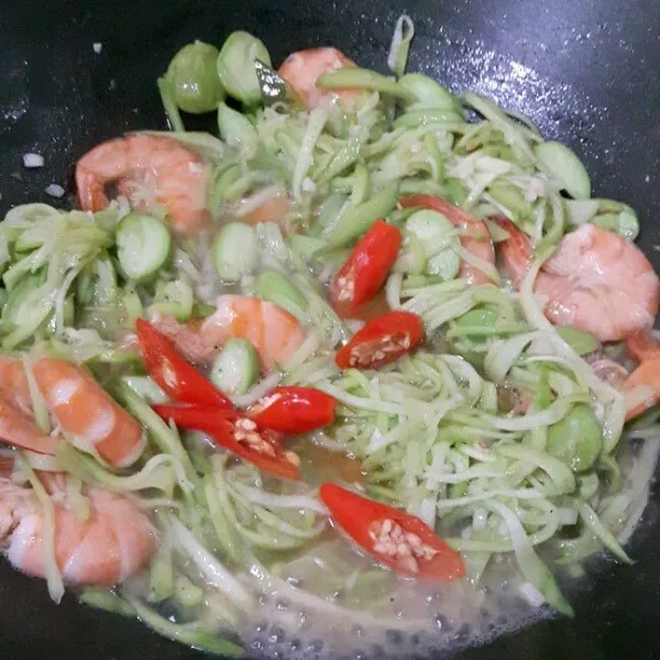 Masukan labu siam, aduk rata. Tuang air. Aduk rata. Beri garam, gula, lada bubuk dan kaldu jamur, aduk rata lagi. Masukan potongan cabai rawit merah, aduk rata. Masak sampai matang. Koreksi rasa. Angkat, siap disajikan.