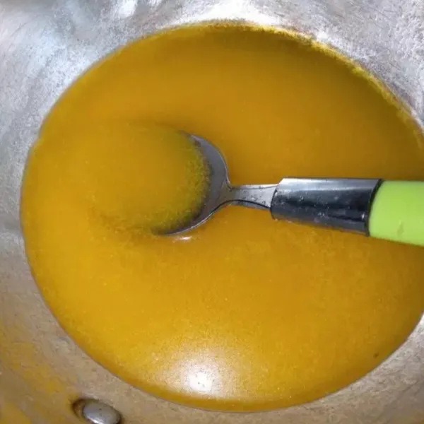 Lelehkan salted butter.