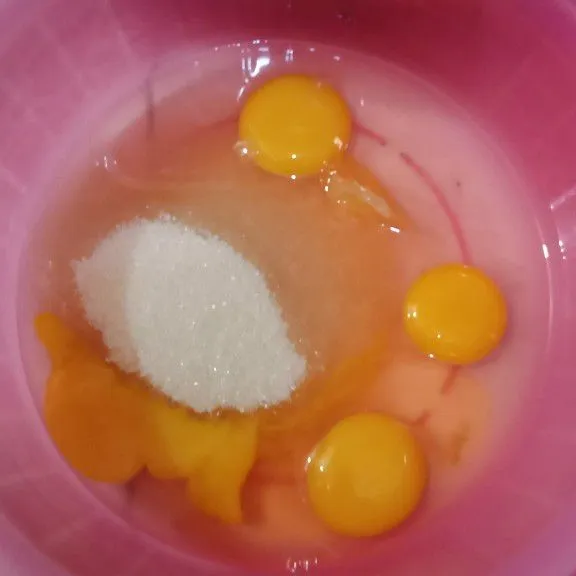 Dalam wadah bersih masukan telur gula vanilli bubuk dan sp.
