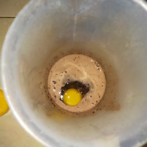 Masukkan telur dan gula. Kocok hingga agak berbuih.