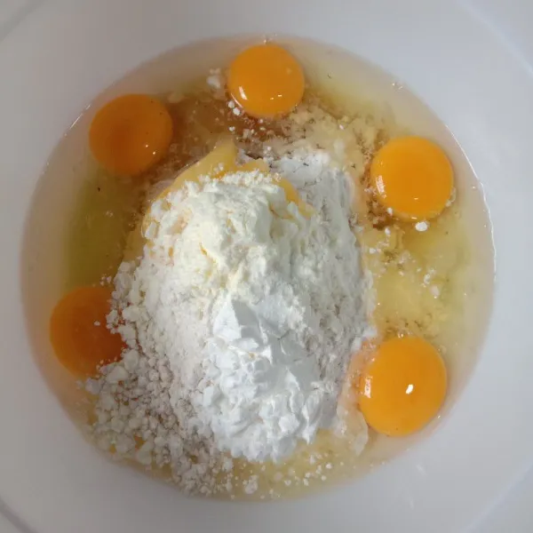 Masukkan semua bahan dalam bowl, kecuali margarin, pasta dan buttercream. Kocok dengan speed tinggi sampai putih dan kental.