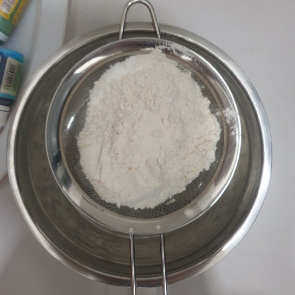 Ayak tepung terigu, maizena dan baking powder.