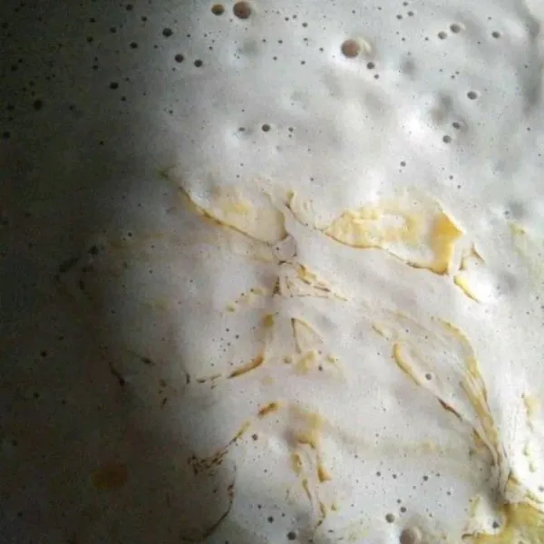 Masukkan margarin cair aduk balik pelan.Pastikan tidak ada margarin mengendap dibawah.