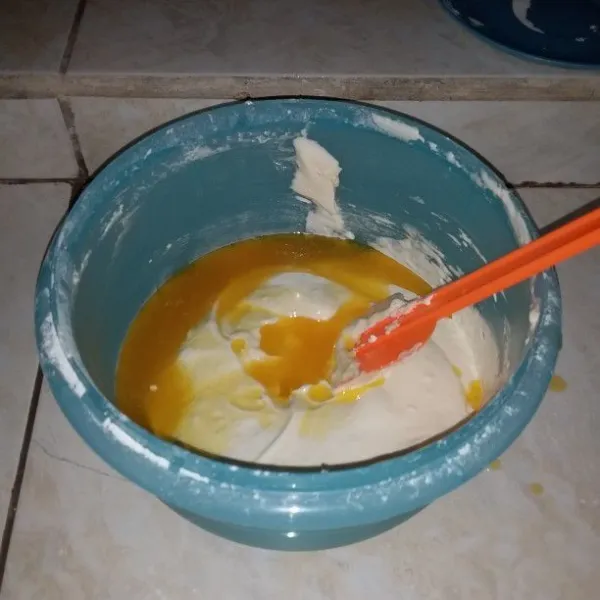 Tuang margarin/butter cair. Aduk dengan spatula. Aduk dengan teknik putar balik hingga tercampur rata.
