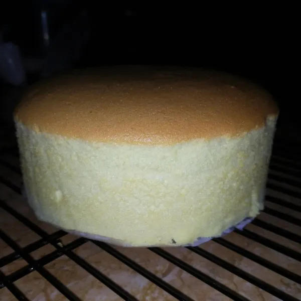 Tips. saat cake sudah mengembang ±60menit. turunkan suhu. Agar cake tidak retak. Jangan sampai kehabisan air.