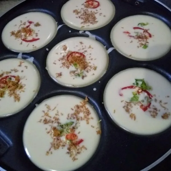 Setelah itu Beri toping. lalu panggang kembali selama +-5menit / hingga matang. Lakukan sampai adonan habis.