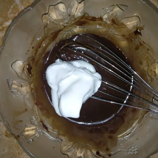 Campurkan ½ meringue ke dalam adonan coklat. Dengan teknik folding.  Campur hingga rata, jangan sampai berlebih.
