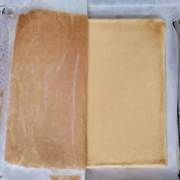 Diamkan sebentar, tutup dengan baking paper, lalu balik, buka baking paper yang menempel. Biarkan supaya uap hilang.