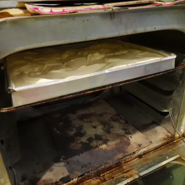 Oven hingga bolu matang lakukan hal yang sama pada adonan yang diberi pewarna coklat.