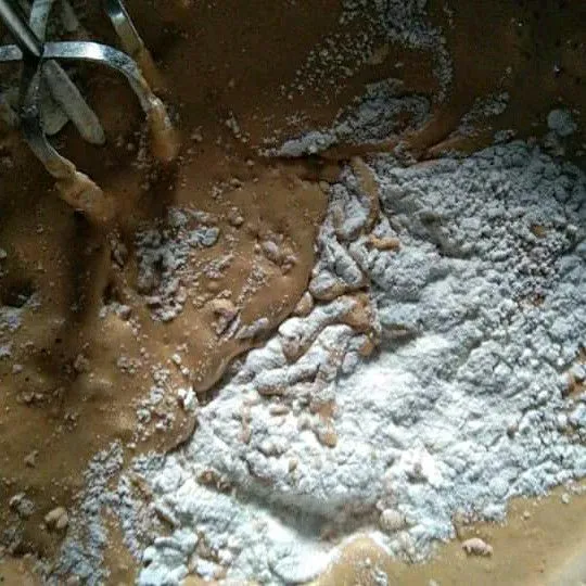 Setelah mengembang, masukkan tepung yang sudah diayak sedikit demi sedikit,mixer kecepatan paling rendah kemudian matikan mixer.