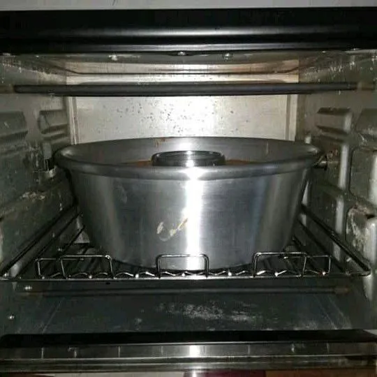 Masukkan adonan kedalam loyang yang sudah dioles margarin.Kemudian panggang sampai matang.Untuk topping dimasukkan pas sudah mengembang.