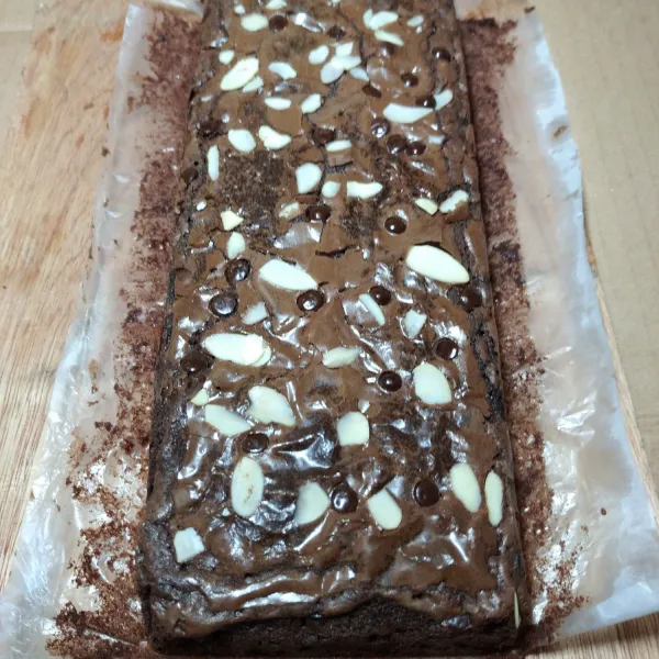 Panggang sampai matang. Angkat, biarkan sampai dingin, keluarkan dari loyang.