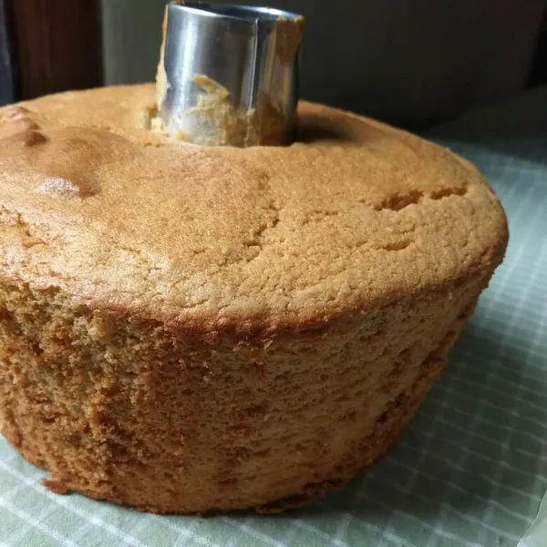 Sisit pinggiran chiffon lalu sajikan.