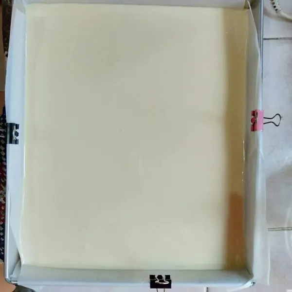 Tuang ke dalam loyang yang dilapisi baking paper. Ketuk beberapa kali supaya udara dalam adonan keluar.