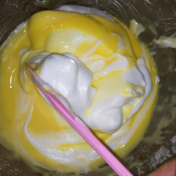 Campurkan ⅓ putih telur kedalam pasta tepung. Aduk balik cukup hingga tercampur. Lakukan hingga merengue habis.