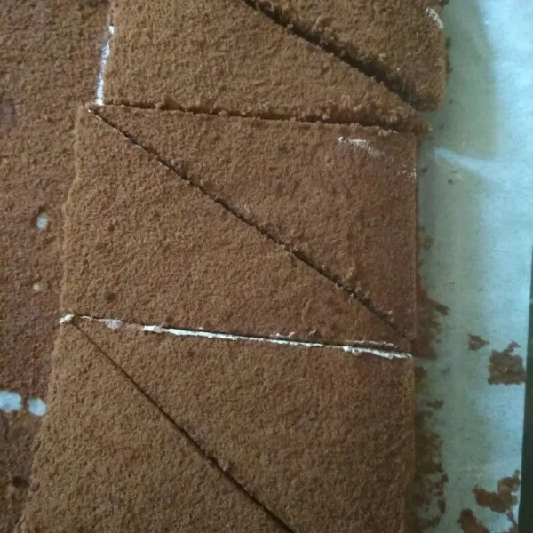 Setelah set potong segitiga dan sajikan untuk keluarga tercinta.